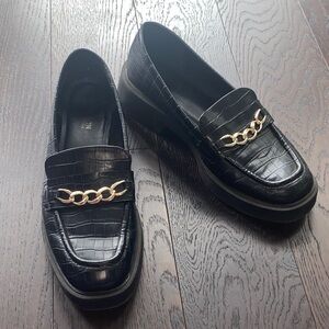 Reaction Kenneth Cole Black Croc-Embossed Loafers with Gold Chain